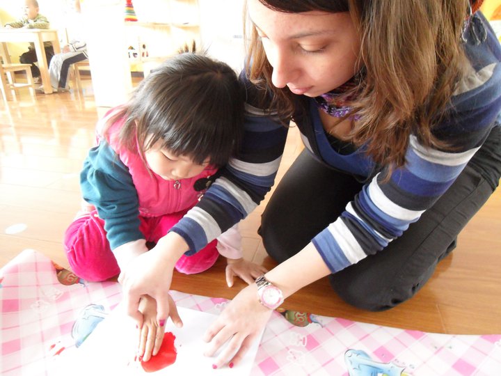 Lucia disegna con bambina cinese