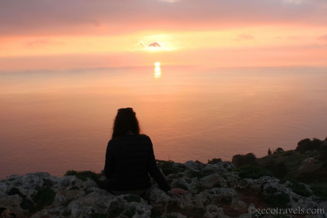 ossrvando il tramonto a Dingli cliff