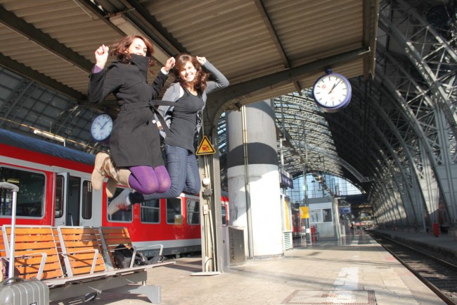 viaggiatrici alla stazione