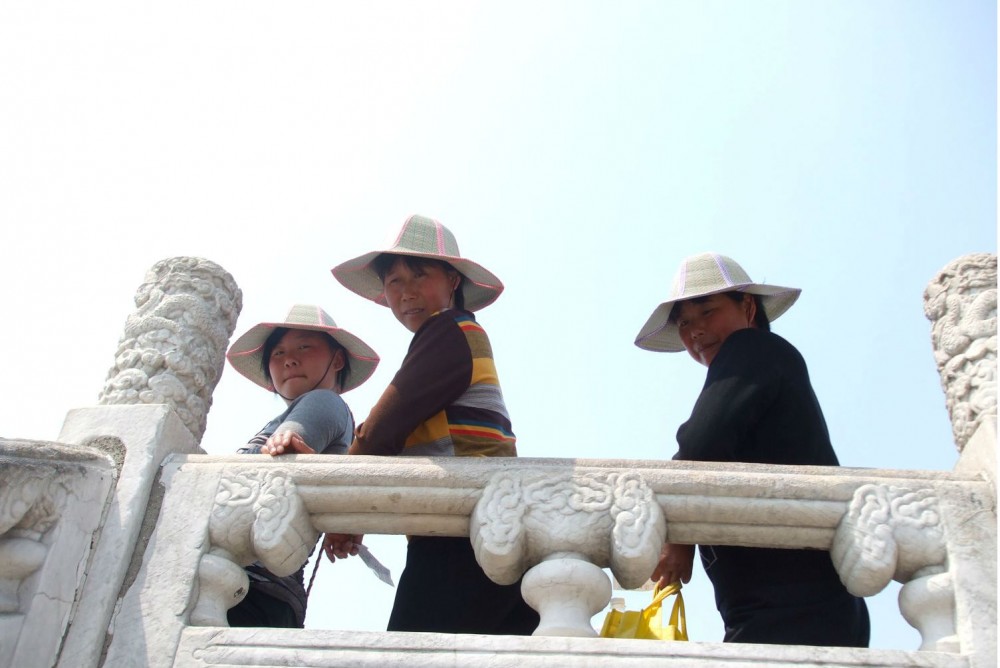 donne cinesi con cappello per ripararsi dal sole