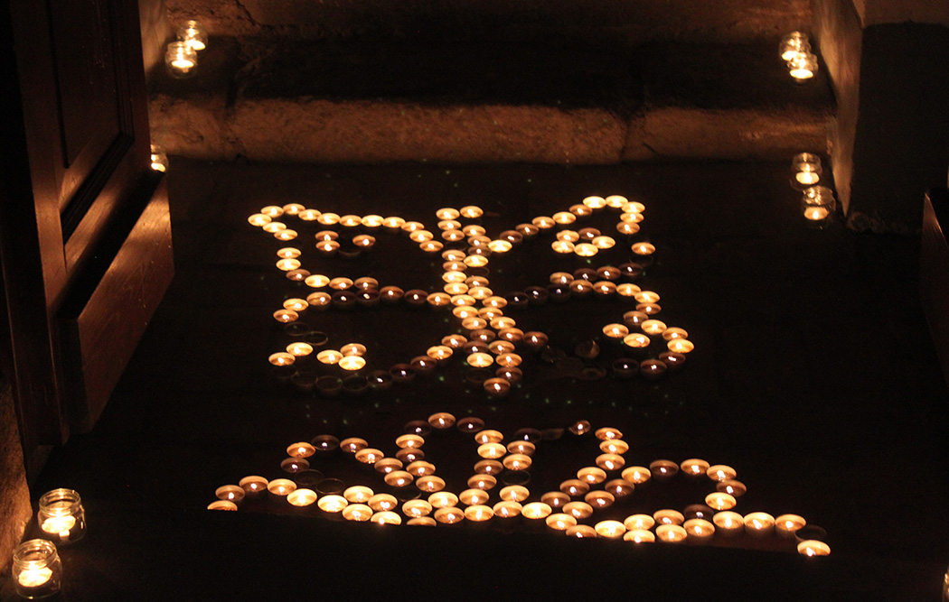 candele disposte a forma di farfalla